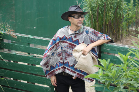 メキシカンポンチョを着た男の写真