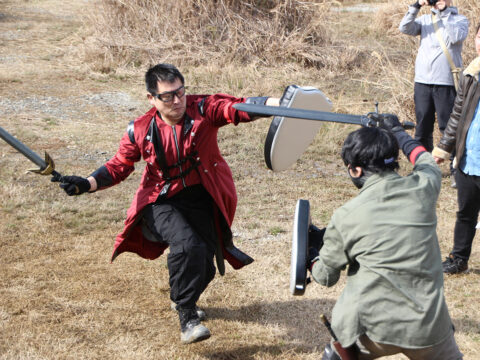 盾と片手剣で戦う選手の写真