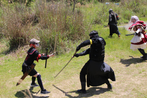 黒い戦士と戦うレディース番長の写真