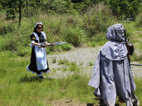 斧装備のメイドと騎士の写真