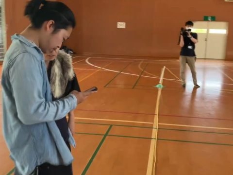 審判がスマホを確認する様子