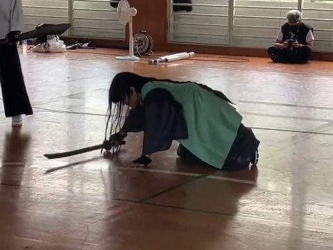 疲労でへたり込む参加者の写真