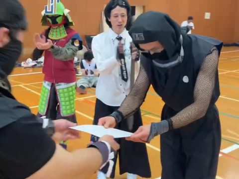 賞状を受け取る忍者の写真