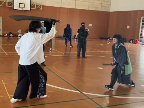 中華風剣士と侍の対戦写真